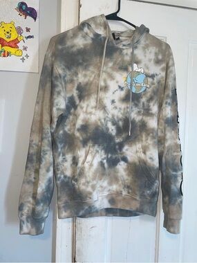 Peanuts light gray sweatshirt with black brand tag